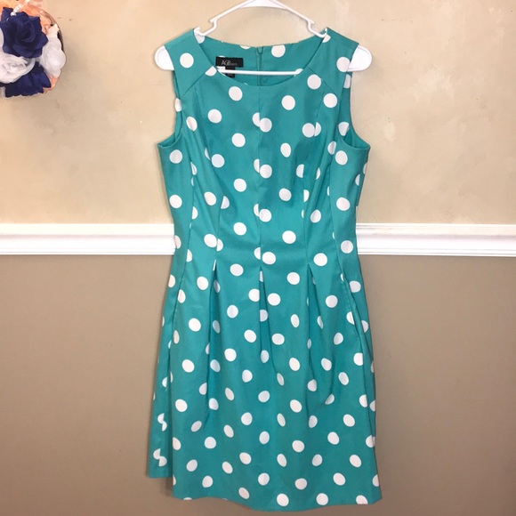 AGB Dresses & Skirts - AGB polka dot fit and flare dress w/pockets
